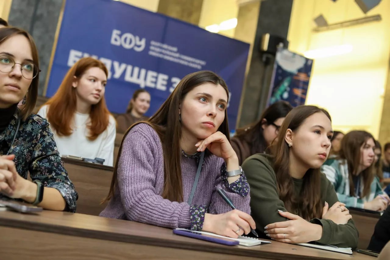 Поздравляем студентов БФУ лауреатов престижных стипендий Президента и Правительства РФ Минобрнауки РФ опубликовало результаты конкурсного отбора на получение стипендии Президента и Правительства России на 2025 2026 учебный год В числе лауреатов сразу 1  4   студентов БФУ им И Канта Стипендии Президента РФ и Правительства РФ назначаются студентам обучающимся по образовательным программам бакалавриата специалитета и магистратуры и проявившим выдающиеся способности в учебной и научной деятельности Ищи себя в списке на kantiana ru МАХ ВК ДЗЕН