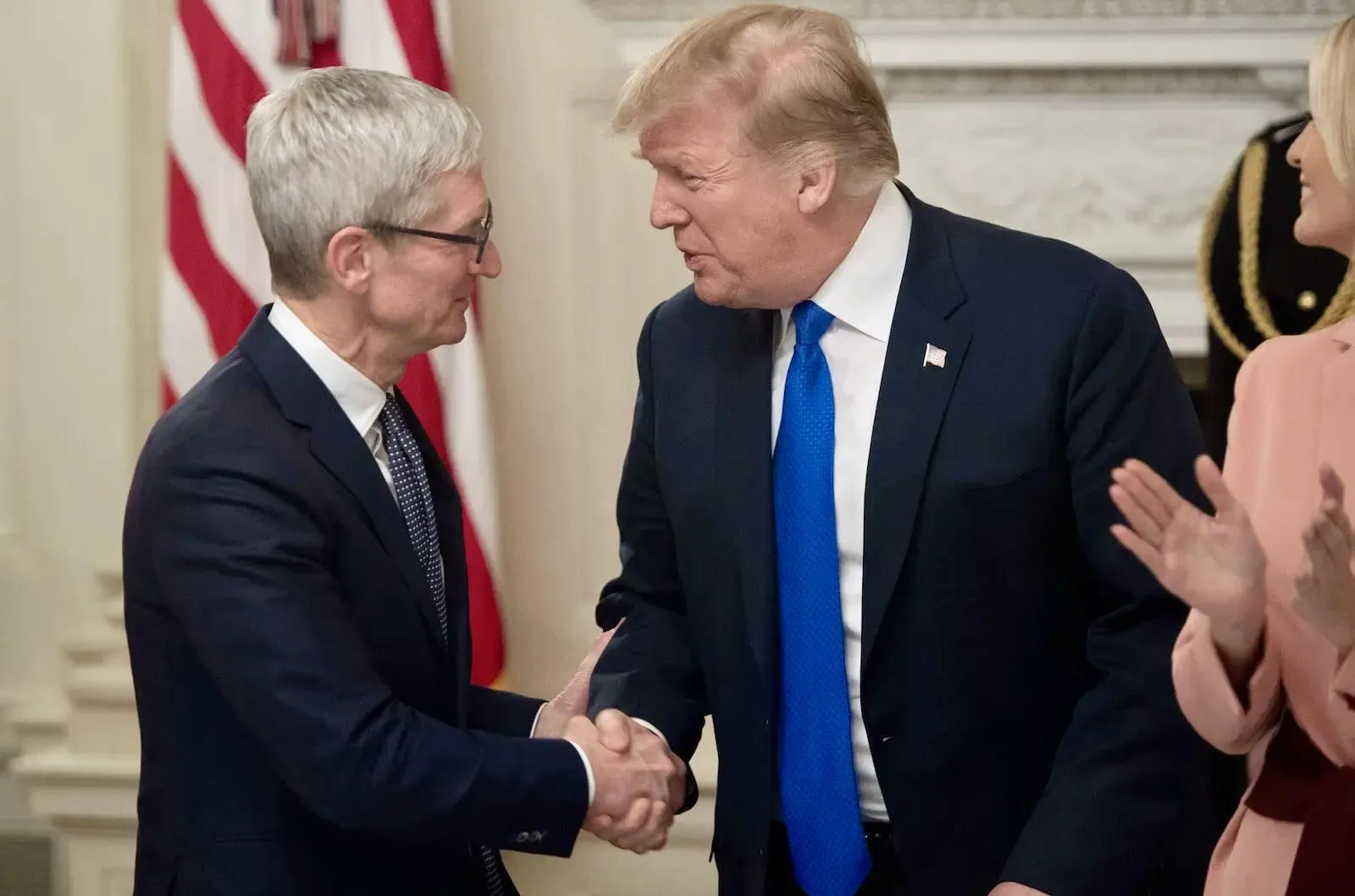 Трамп Глава Apple Тим Кук позвонил чтобы поцеловать меня в задницу Я был очень впечатлен Дональд Трамп публично высказался о Тиме Куке и его роли в развитии Apple В своем обращении он заявил что компания добилась выдающихся результатов именно при Куке и отметил его управленческие качества Я всегда был большим поклонником Тима Кука и Стива Джобса но если бы Стив не ушёл с этой планеты так рано и продолжил руководить компанией вместо Тима компания конечно работала бы хорошо но даже близко не достигла бы тех результатов которых она добилась при Тиме Для меня всё началось с телефонного звонка от Тима в начале моего первого президентского срока У него была довольно серьёзная проблема которую мог решить только я как президент Большинство людей заплатили бы миллионы долларов консультанту которого я скорее всего даже не знал бы но который утверждал бы что хорошо меня знает Деньги были бы заплачены а работа так и не была бы выполнена Когда я получил этот звонок я подумал Ничего себе это Тим Эппл Кук звонит как же это круто Я был очень впечатлён самим собой из за того что глава Apple звонит мне чтобы поцеловать меня в задницу В любом случае он объяснил свою проблему сложную проблему я посчитал что он прав и быстро и эффективно её решил С этого начались долгие и очень хорошие отношения В течение моих пяти лет на посту президента Тим звонил мне но не слишком часто и я помогал ему когда мог Спустя годы после трёх или четырёх ОЧЕНЬ СЕРЬЁЗНЫХ случаев помощи я начал говорить людям всем кто готов был слушать что этот парень потрясающий менеджер и лидер Он звонит мне я ему помогаю но не всегда потому что иногда он бывает слишком настойчив в своих просьбах и он доводит дело до конца БЫСТРО без того чтобы отдавать хоть цент этим очень дорогим миллионы долларов консультантам которые иногда справляются а иногда нет В общем у Тима Кука была ПОТРЯСАЮЩАЯ карьера почти не имеющая аналогов и он продолжит делать отличную работу в Apple и во всём чем решит заниматься дальше Проще говоря Тим Кук невероятный человек   www iphones ru 1369109 новости iphonesru