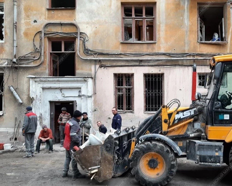 Воровали на восстановлении Мариуполя: раскрыта еще одна афера АИР Новосибирска  Бывший гендиректор новосибирской строительной компании ООО «ВНР» Алексей Мананкин арестован за мошенничество на 184 миллиона рублей. Его обвиняют в хищении бюджетных средств в особо крупном размере при восстановлении объектов в ДНР и ЛНР.  По версии следствия, компания заключала договоры с организациями, неспособными выполнить работы. Сумма хищений: 102 млн рублей по одному эпизоду и 82 млн рублей по другому.  ООО «ВНР» зарегистрировано в 2022 году в Новосибирске, основной вид деятельности — строительство. Выручка компании за 2023 год составила 126 млн рублей, убыток — 90 тыс. рублей. С ноября 2022 года Мананкин не руководит компанией, новым директором стал Александр Аринчин.  НОВОСТИ и ТОЧКА!   Подписаться