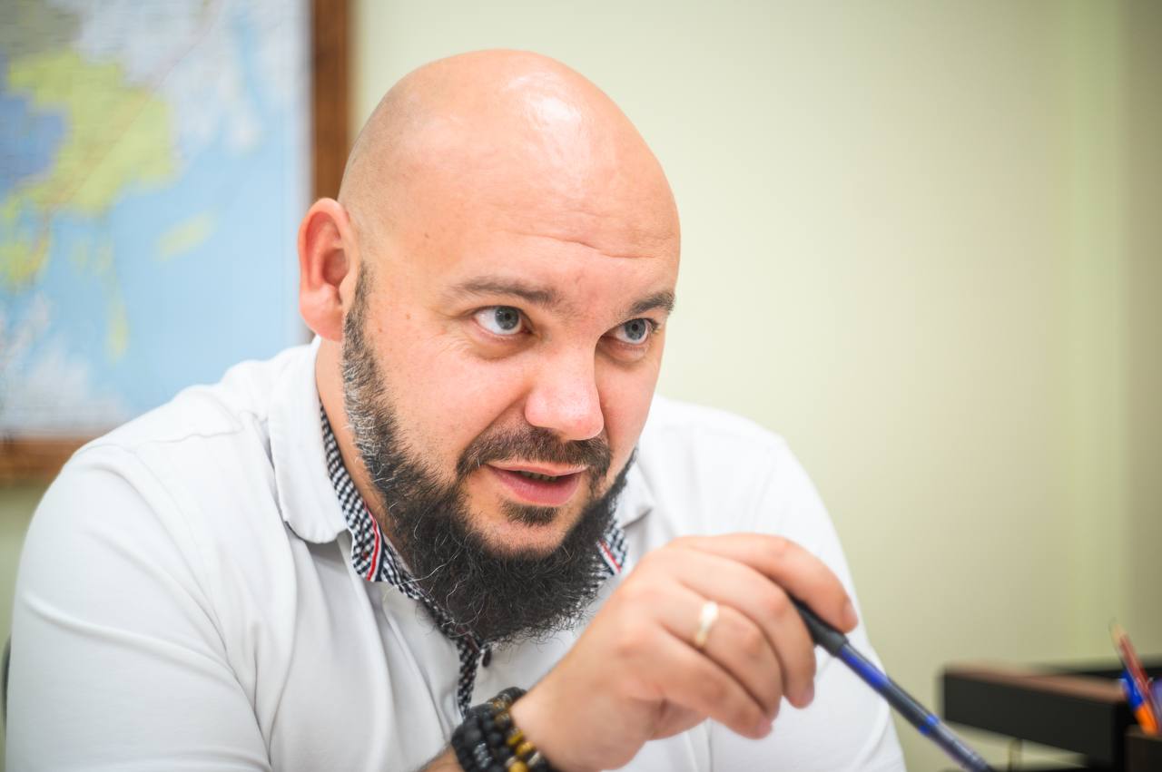 Ассоциация юристов России реализует проект по правовому просвещению жителей Херсонской области Омбудсмен Сергей Георгиев обсудил вопросы взаимодействия с исполнительным директором Херсонского регионального отделения Ассоциации юристов России Константином Горюновым. "Запрос на юридическую помощь в регионе высокий, поэтому договорились расширить количество приемов граждан. Еще одна важная задача — правовое просвещение жителей. Разрабатываем проект в этой сфере и с сентября начнем его реализацию", — сообщил Сергей Георгиев. ПОДПИСАТЬСЯ НА ТАВРИЮ