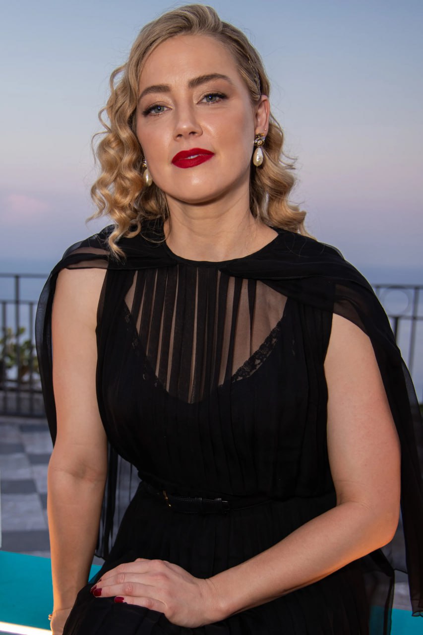 Я потеряла способность говорить Эмбер Херд рассказала о жизни после суда с Джонни Деппом Актриса дала интервью для документального фильма Silenced премьера которого состоялась на фестивале Сандэнс Лента посвящена тому как иски о клевете используют чтобы заставить жертв насилия замолчать Херд призналась что громкий процесс 2022 года и последовавшая за ним травля сломили её По словам звезды она понимала что участие в суде будет тяжелым но не ожидала что ситуация для нее как для женщины станет настолько катастрофической Я здесь не для того чтобы рассказывать свою историю Я больше не хочу использовать свой голос В этом и заключается проблема заявила актриса   Сейчас Эмбер живет в Испании и воспитывает троих детей Она дистанцировалась от Голливуда и теперь выступает на театральной сцене settersmedia news