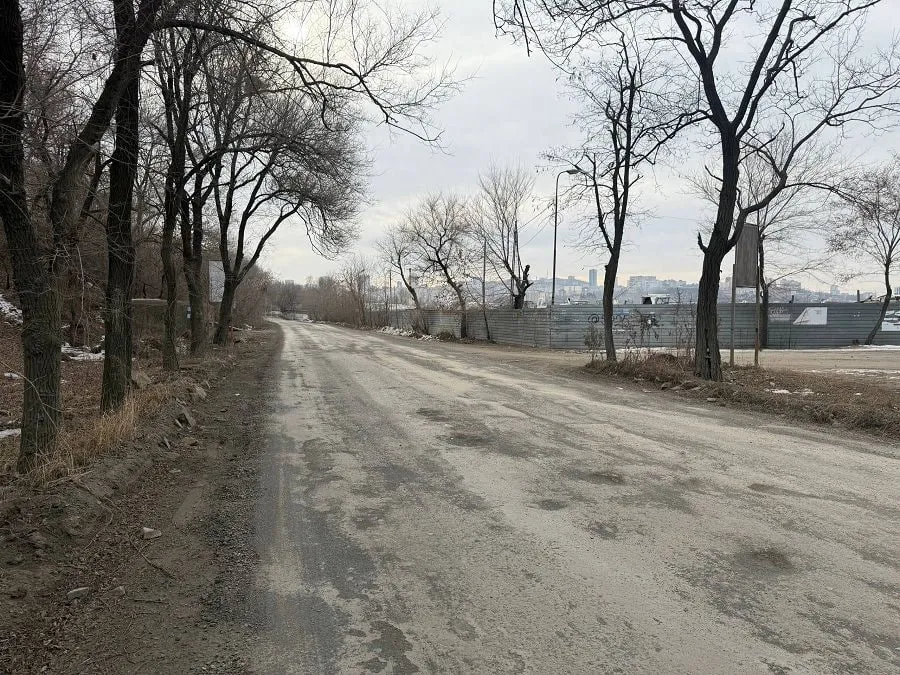 Город Владивосток объявил тендер на Нефтеветку от переезда до переезда Тендер на капитальный ремонт дороги дублёра Некрасовского путепровода объезда от мыса Кунгасного до Второй Речки через Нефтеветку объявлен мэрией Владивостока 6 мая Начальная цена контракта составляет 263 45 млн рублей Подведение итогов назначено на 27 мая   Подробнее на PRIMPRESS PRIMPRESS в MAX ДЗЕН ЧАТ БОТ