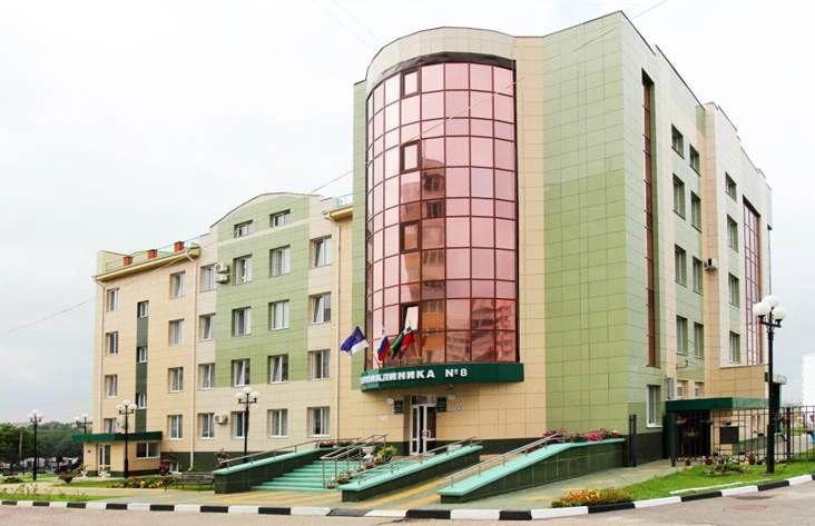 В поликлинике №8 на Есенина на двух этажах временно приостановлен приём пациентов. Здесь произошёл прорыв водопровода, из-за чего намокли электрощитовые, обеспечивающие электроснабжение диагностической аппаратуры и офисной техники на 4-м и 5-м этажах. Уточнить информацию о записи на приём можно по телефонам: +7-980-522-63-75, +7-920-582-4984, +7-4722-38-06-06. Точное время возобновления работы сообщат позже. Подпишись на «Белгород №1»