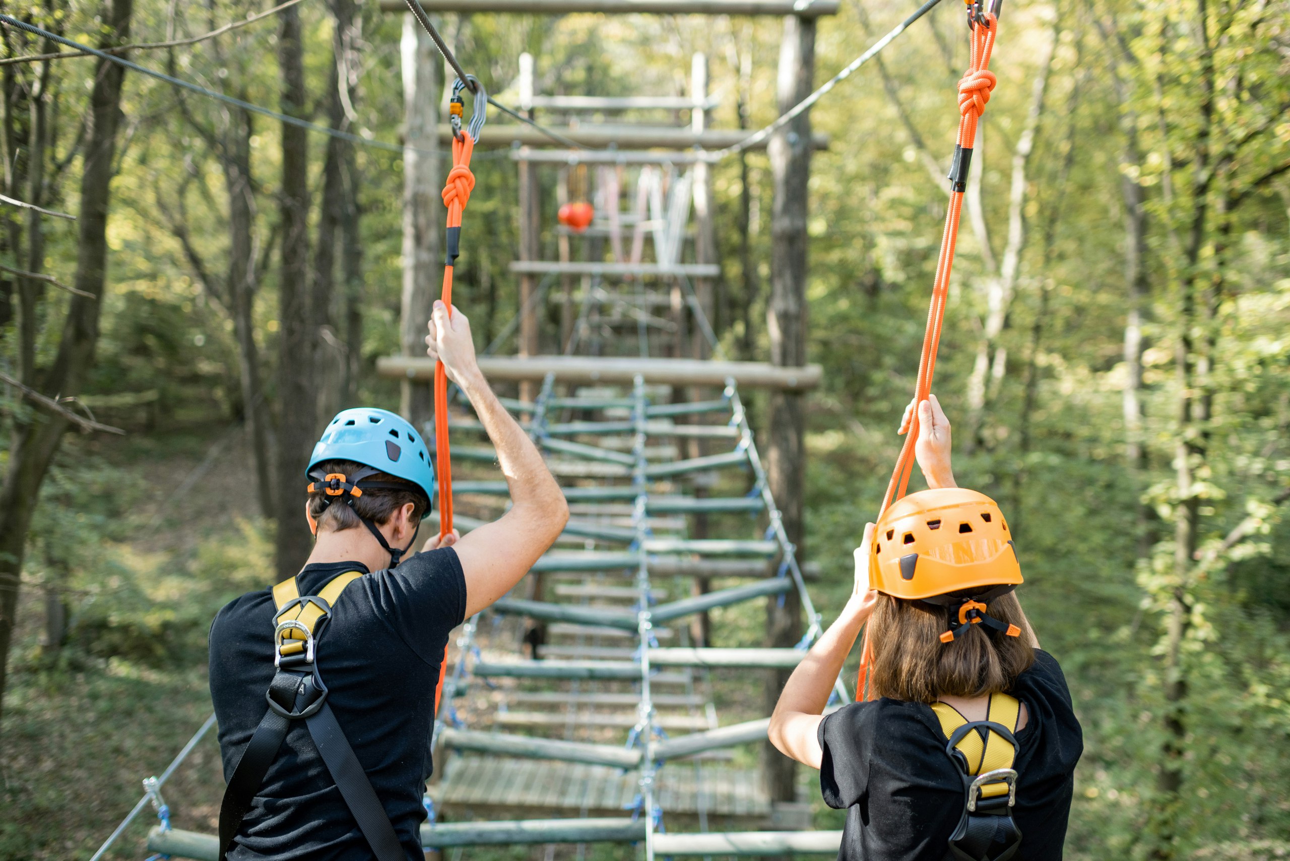 В Сочи построят самую длинную в Европе подвесную экотропу Ее протяженность превысит 10 километров В Сочи построят самую длинную в Европе подвесную экотропу На федеральной территории Сириус в Сочи появится самая длинная в Европе подвесная экотропа Одноименный маршрут в 10 8 км пройдет от орнитологического парка до дендропарка Южные культуры Надземные пешеходные конструкции с панорамными видами соединят восточную и западную части территории Еще один маршрут Речной запланирован вдоль рек Мзымта и Псоу на 7 5 км Ожидается что новыми тропами смогут ежедневно пользоваться до 12 тысяч человек Объекты станут альтернативой перегруженной набережной а также помогут снизить транспортную нагрузку уровень шума и объем выхлопных газов