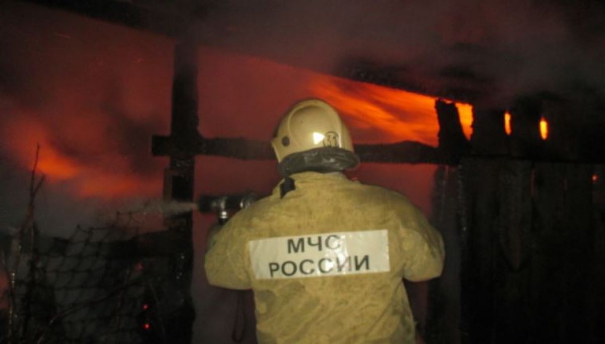 На месте пожара в селе Радченское Воронежской области обнаружили труп мужчины Поздним вечером в среду, 19 июня на месте пожара в Богучарском районе обнаружили труп хозяина дома - мужчина 1964 года рождения. В данный момент устанавливается причина пожара. Напомним, сообщение о пожаре поступило в 22:49, горел дом в селе Радченское. Огнем были повреждены комната, прихожая, а также обрушилась кровля на веранде. Пожар потушили в 23:15. ↗ Прислать новость Подписаться