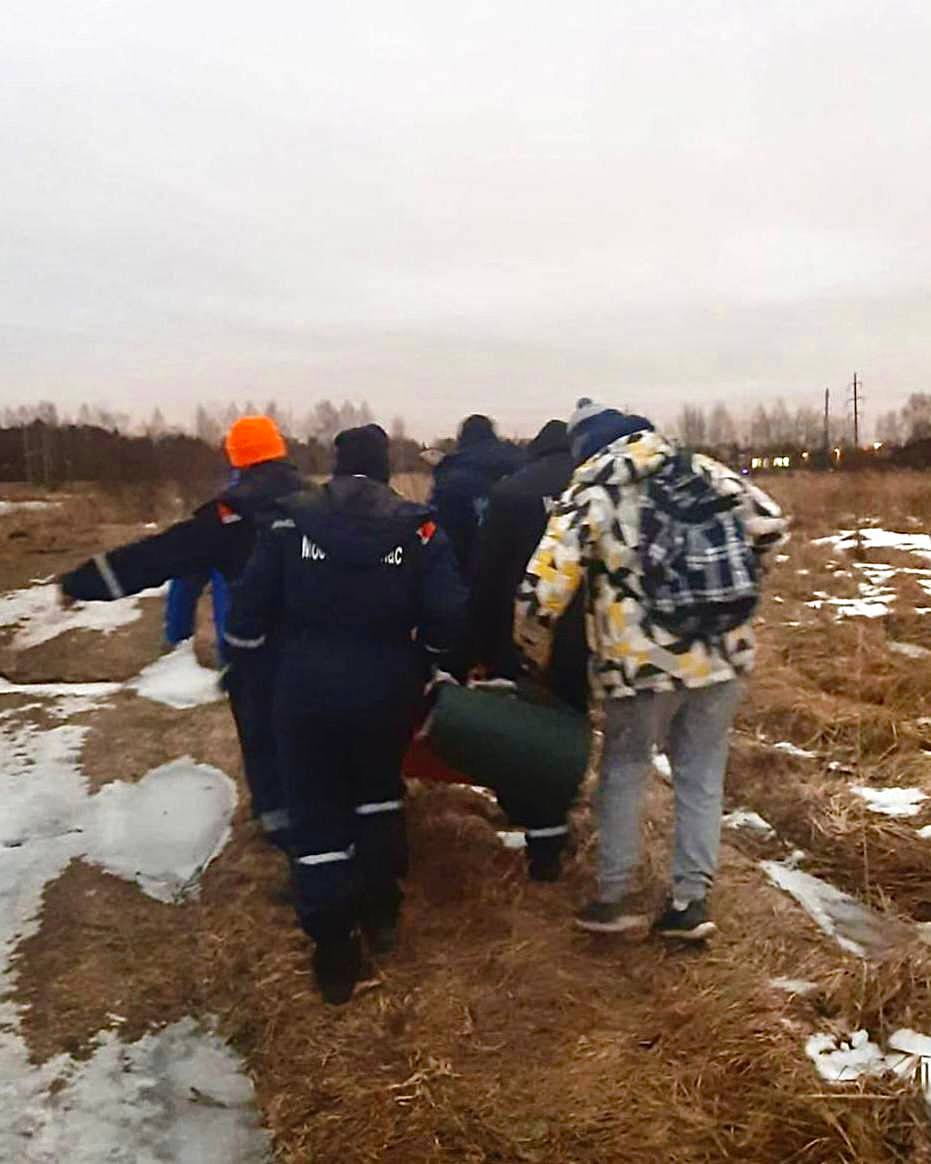 Одинцовские спасатели успешно оказали помощь мужчине, получившему травму ноги в поле   По информации старшего смены Алексея Афрамеева, пострадавший самостоятельно обратился в службу «Система-112», сообщив о произошедшем. Мужчина рассказал, что, сократив путь через поле, в районе СНТ «Раменка-2», поскользнулся на льду и не смог встать из-за сильной боли.  После прибытия спасателей на место выяснилось, что подъехать к пострадавшему на автомобиле невозможно из-за плохого состояния дороги. Спасатели вместе с медицинским персоналом отправились к мужчине пешком и обнаружили его на расстоянии полутора километров от дороги. После оказания первой помощи, специалисты зафиксировали травмированную ногу 60-летнего пострадавшего с помощью шины и перенесли его на носилках в машину скорой помощи для дальнейшего лечения.