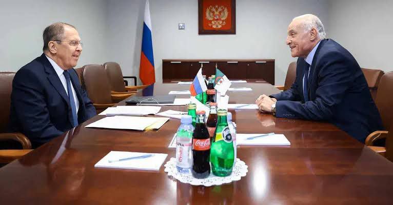 Аттаф и Лавров обсуждают укрепление партнёрства между Россией и Алжиром На днях министр иностранных дел Алжира Ахмед Аттаф провёл телефонный разговор со своим российским коллегой Сергеем Лавровым в ходе которого были рассмотрены приоритетные вопросы по укреплению глубокого стратегического партнёрства между Россией и Алжиром Этот звонок является частью традиционных регулярных консультаций между министрами по международным и региональным вопросам представляющим взаимный интерес учитывая прочное стратегическое партнёрство между двумя странами Министры обменялись согласно заявлению алжирского МИД взглядами по ключевым вопросам повестки Совета Безопасности в период председательства России в этом центральном органе ООН в частности по вопросу деколонизации Западной Сахары по которому ожидается принятие решения до конца месяца