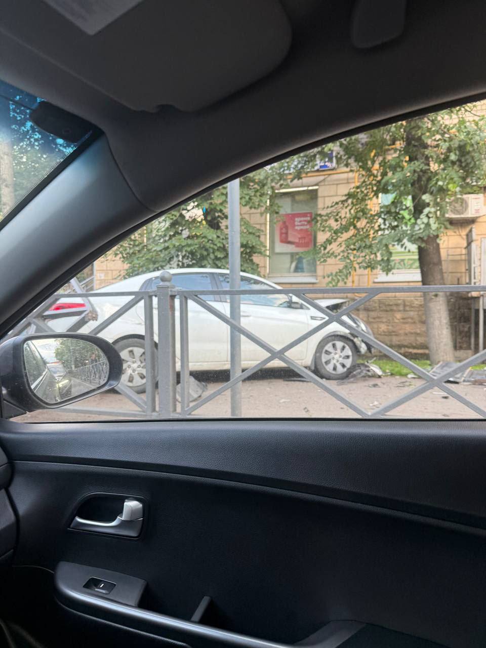 Вчера в Химках Kia Rio вылетел на тротуар Все произошло на улице Маяковской. Водитель не справился с управлением, снес забор и пронесся вдоль дома. К счастью, все целы.