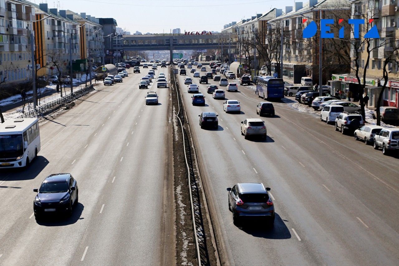 Владивосток и Яньцзи связали прямым автобусным маршрутом Запущено регулярное автобусное сообщение между Владивостоком и китайским городом Яньцзи. Новый маршрут протяженностью 400 км 271 км по России, 128 км по Китаю преодолевается за 9 часов. Проект реализован при поддержке властей Приморского края и китайской провинции Цзилинь. Открытие маршрута укрепит туристические и торговые связи между странами. Яньцзи остается популярным направлением среди дальневосточных туристов, а новый транспортный коридор сделает поездки более доступными.