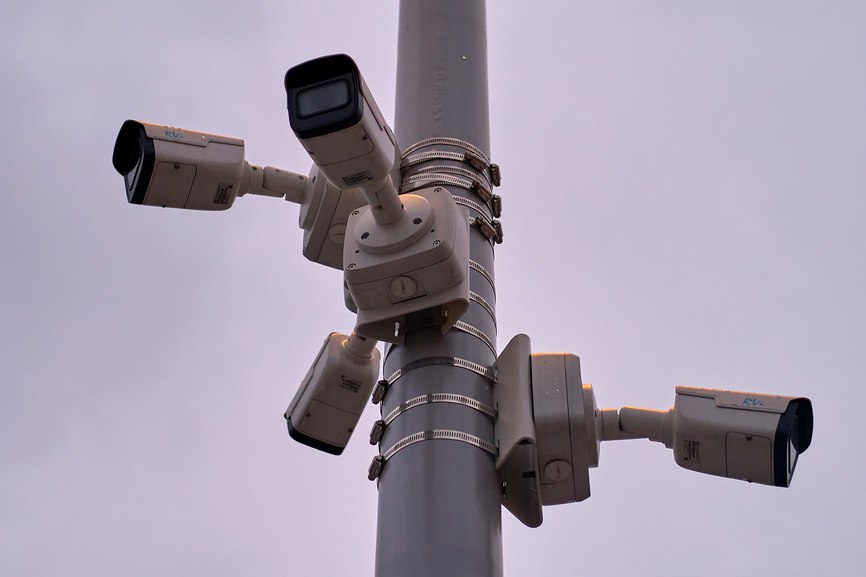 Строительство и логистика лидеры по видеонаблюдению на Сахалине МТС проанализировала спрос на установку систем умного видеонаблюдения в Сахалинской области За девять месяцев 2025 года количество предприятий установивших такое оборудование выросло в полтора раза по сравнению с прошлым годом Чаще всего умное видеонаблюдение стали подключать строительные компании за год количество таких кейсов выросло вдвое Среди лидеров по установке умных камер также добыча полезных ископаемых логистика и торговля Особенно популярны облачные системы видеонаблюдения с функцией удаленного доступа и аналитикой За последний год спрос на функции распознавания номеров транспорта и контроль доступа на объекты вырос на треть Подробности на сайте   Подписаться на нас Telegram I MAX Прислать нам новость Sakhonlinebot