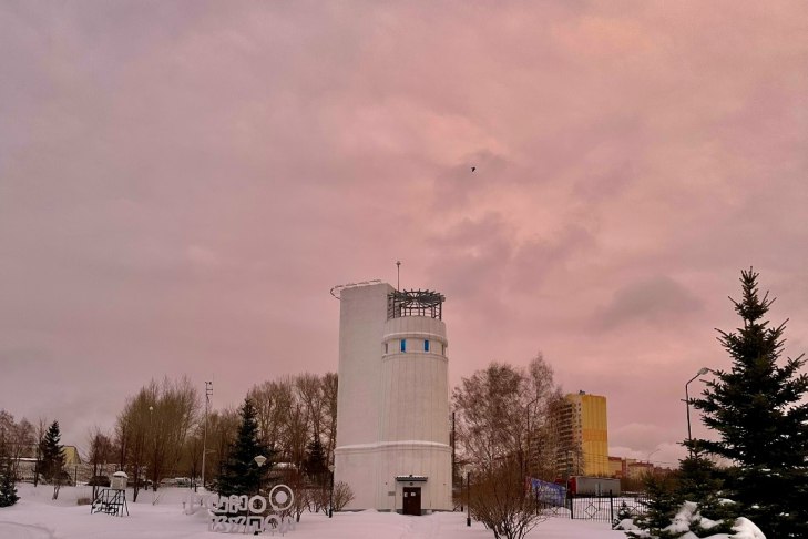 Астрономы объяснили розовое небо над Новосибирском Нежно розовые краски неба в середине декабря с точки зрения физики объяснили специалисты Большого новосибирского планетария Снег облака и низкое Солнце дают небу в декабре мягкие почти пастельные розовые и голубые оттенки Подробнее РАЗВЛЕЧЕНИЯ Подписаться на наш канал в MAX