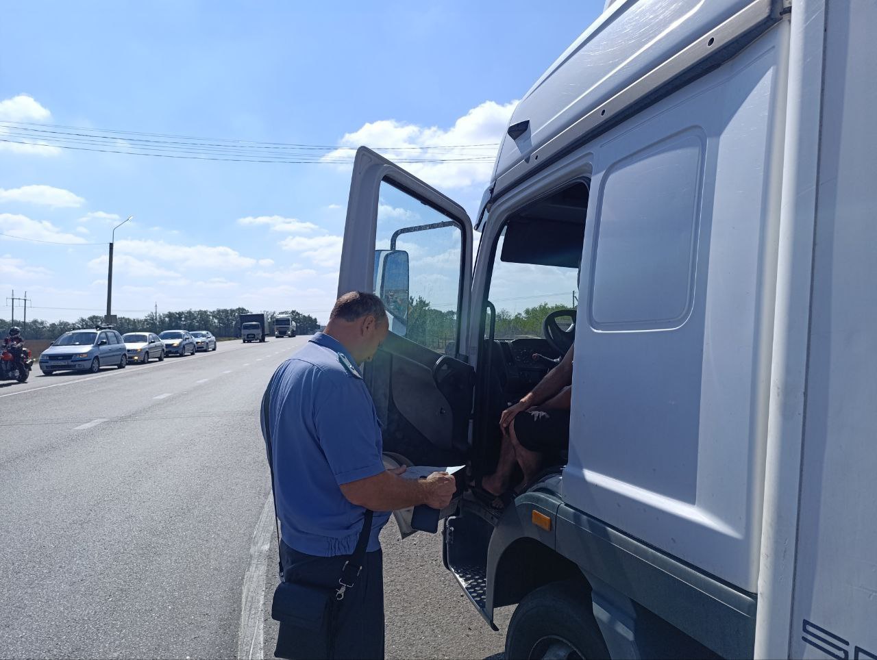 ‼ Россельхознадзор выявил нарушения при перевозке более 55 тонн пшеницы из Скадовска   В ходе рейда инспекторы Россельхознадзора выявили две партии пшеницы, которые перевозились без карантинных сертификатов. Транспортные средства с продукцией следовали из Скадовска в Запорожскую область.   Специалистами ведомства были выданы предостережения о недопустимости нарушения обязательных требований законодательства в области карантина растений.     ПОДПИСАТЬСЯ НА ТАВРИЮ
