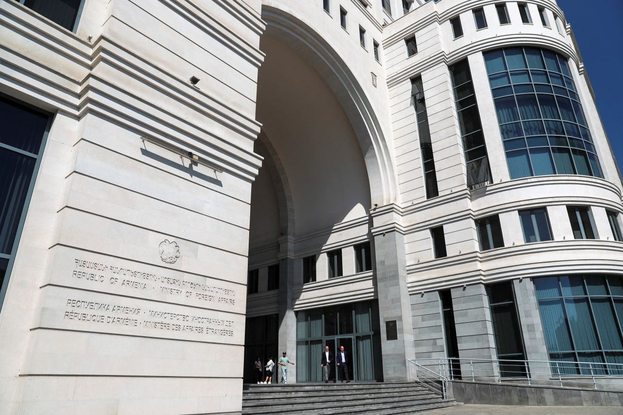 В Армении озвучили сроки начала строительства Маршрута Трампа Ереван уже ведет интенсивные переговоры по формированию правовой базы Подробнее   Практический этап реализации проекта Маршрут Трампа TRIPP включая начало строительных работ запланирован на 2026 год Об этом сообщили в Министерстве иностранных дел Армении Уточняется что Ереван ведет интенсивные переговоры с американскими партнерами по формированию правовой базы и механизмов регулирования проекта Маршрут Трампа во имя международного мира и процветания В МИД Армении сообщили что совместное армяно американское предприятие TRIPP Company будет зарегистрировано в Армении и получит право на развитие необходимой инфраструктуры включая железные и автомобильные дороги нефтегазовые трубопроводы а также оптоволоконные линии связи Также подчеркивается что проект полностью вписывается в логику крупных инфраструктурных программ направленных на развитие региональной взаимосвязанности включая Транскаспийский международный транспортный маршрут Срединный коридор Будьте в курсе последних новостей с TRT на русском