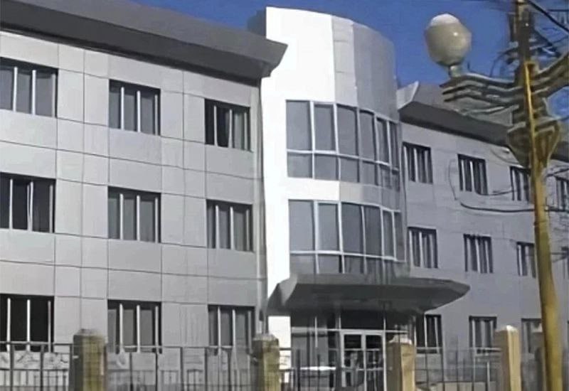 В Элисте с застройщика взыскали более 600 тысяч рублей «обсчета»  В городскую прокуратуру поступила жалоба на застройщика ООО «Домострой».  Проверкой установлено, что при расчете стоимости квартиры по договору долевого участия в 2023 году застройщик не применил понижающий коэффициент для площади лоджий, что привело к завышению стоимости жилья.    В интересах дольщиков прокуратура обратилась в суд с иском о взыскании разницы между фактически оплаченной и корректной стоимостью.  Суд удовлетворил иск, обязав ООО «Домострой» вернуть 625 832 рубля. Решение устояло в апелляционной инстанции. Исполнение судебного решения находится на контроле прокуратуры.    Кроме того, по постановлению прокурора ООО «Домострой» привлечено к административной ответственности за обман потребителей и оштрафовано на 20 000 рублей.    Олег Москва