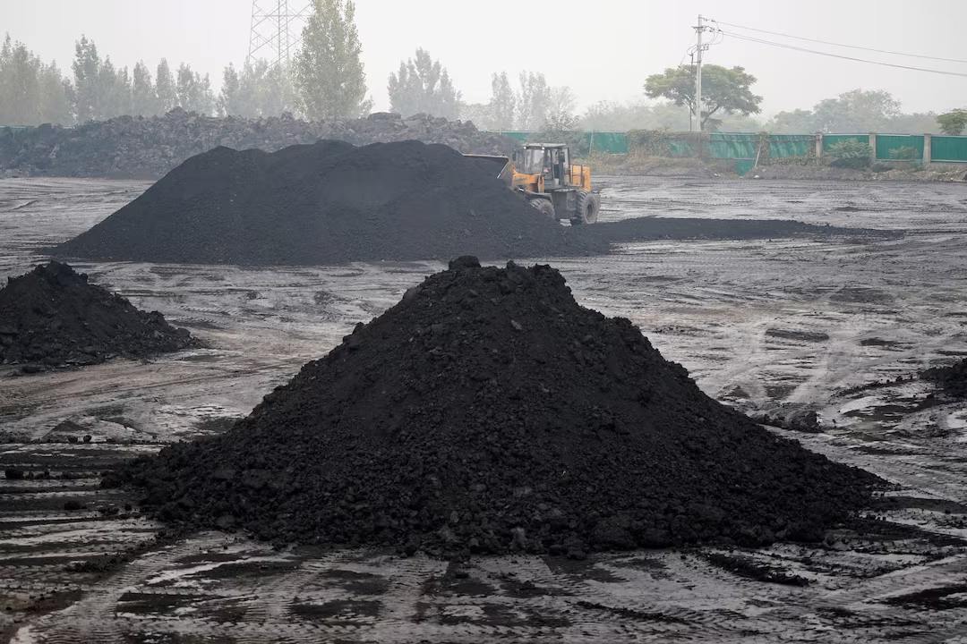 В 2024 году Китай начал строительство 94,5 ГВт угольных электростанций — это максимум с 2015 года. Строительство продолжится как минимум до 2027 года в регионах с дефицитом мощности и рисками перебоев. Тем не менее, новые станции сократят выбросы CO2 на 10–20% по сравнению с уровнем 2024 года. Также предусмотрена модернизация части действующих объектов. Ожидается, что пик потребления угля в стране будет достигнут не раньше 2028 года. Несмотря на заявленные климатические цели, Китай сохраняет приоритет стабильности энергоснабжения, делая ставку на угольную генерацию в периоды пикового спроса.