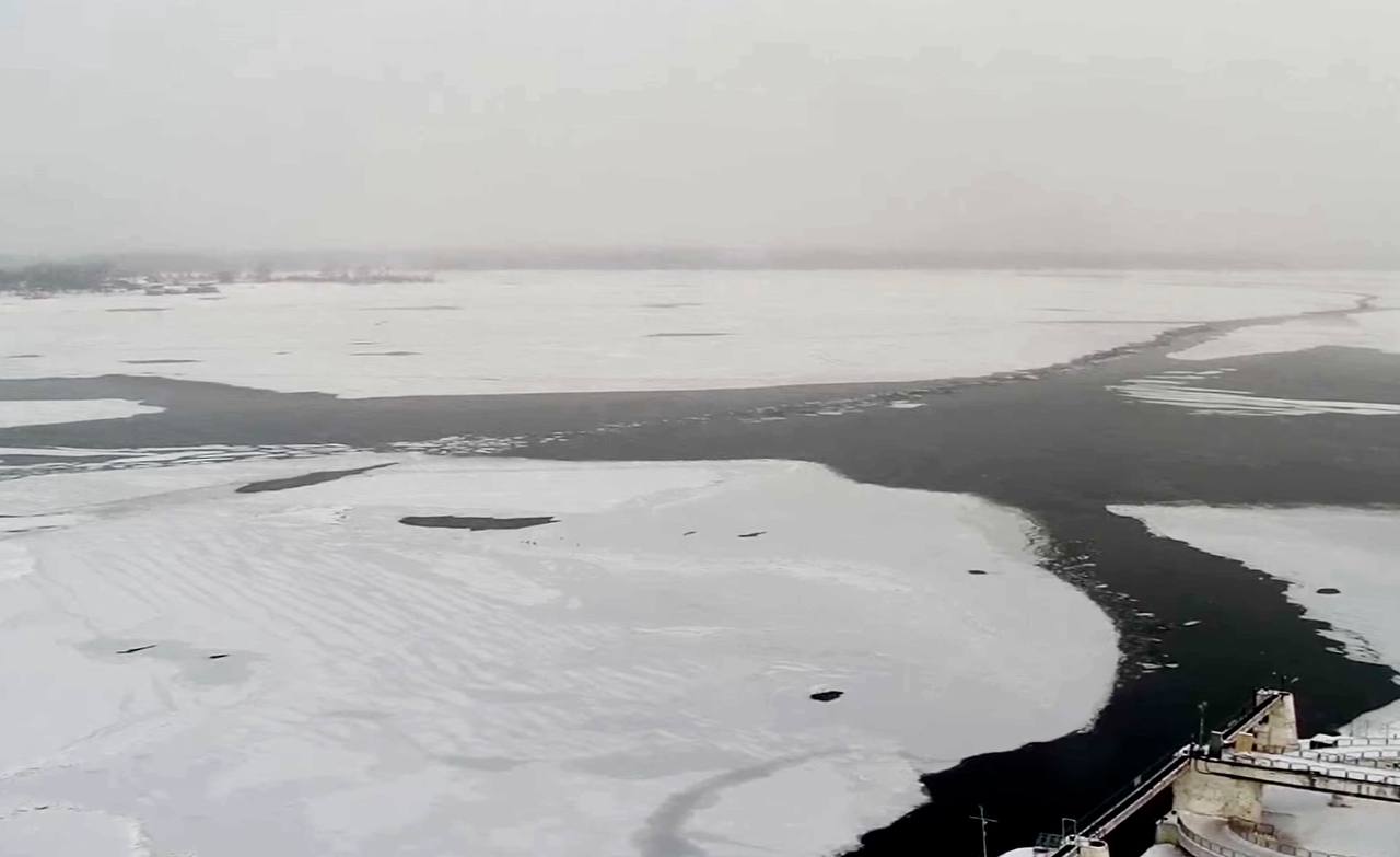 Желающим переправиться из Самары через Волгу или наоборот придется отложить свои планы В связи с тяжелой ледовой обстановкой на линии Самара Рождествено движение судов временно приостановлено В зависимости от ледовой обстановки возможны изменения в расписании Об этом сообщили в пятницу 2 января представители Самарского речного пассажирского предприятия 63 RU ЕЩЁ Самара в МАХ Подписаться на ЕЩЁ Самара Прислать НОВОСТЬ