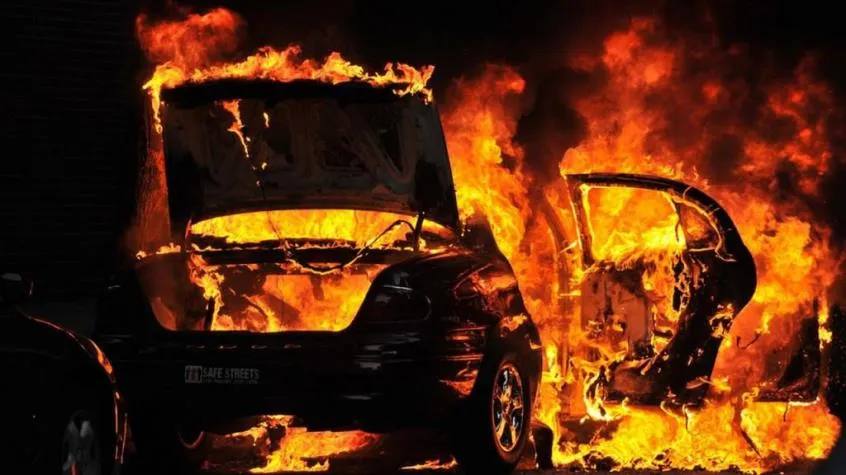 В Ороклини сгорел автомобиль — полностью уничтожен В Ороклини полностью сгорел автомобиль 48-летнего местного жителя. Пожар, произошедший около 03:10, был признан преступным деянием. Пожарные потушили огонь, но транспортное средство не подлежит восстановлению. Никто не пострадал. Расследование ведет Управление по расследованию преступлений Ларнаки. —————————————————- ПодсЛушаНо ЛаРнаКа. Подписаться