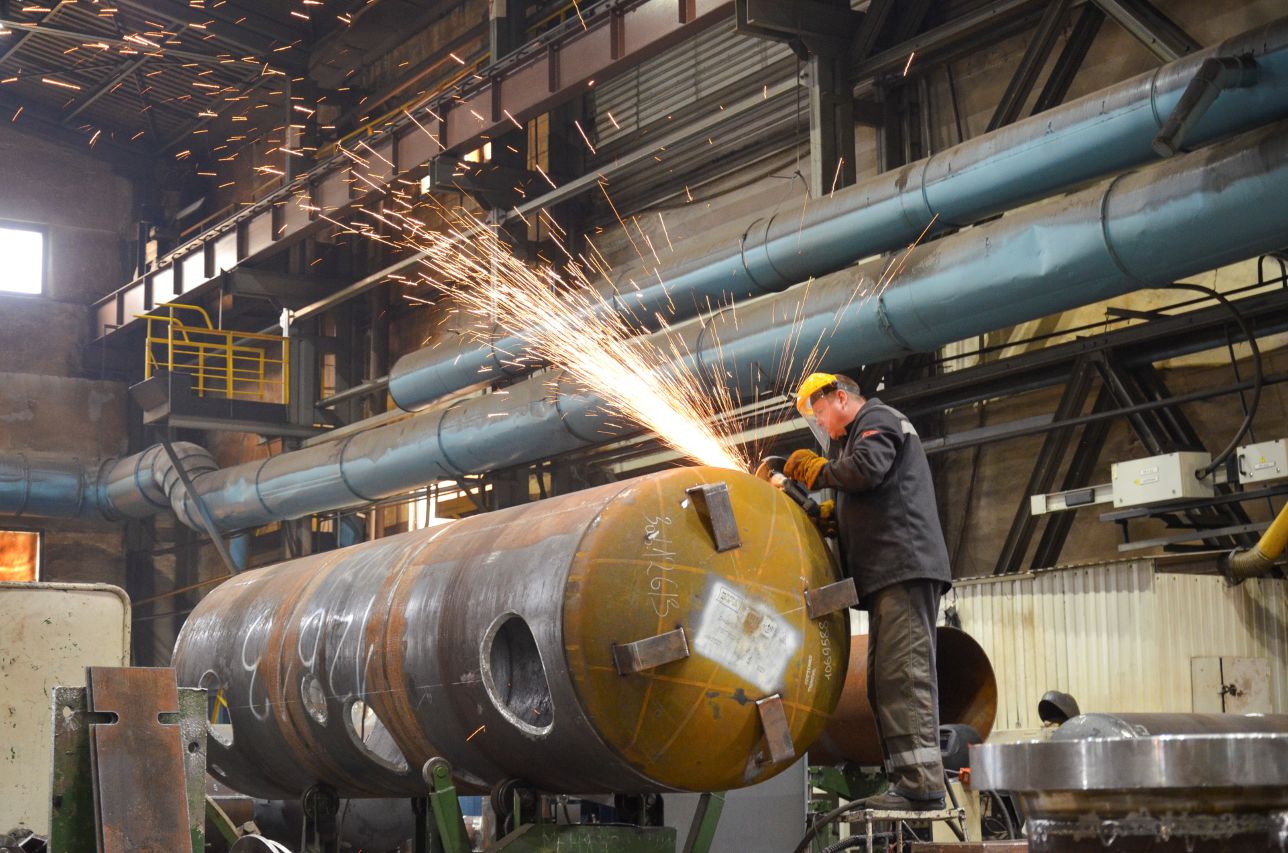 Остывающая промышленность будет ли улучшена растущая динамика в отраслях В России промышленность хоть и замедлилась но все же демонстрирует рост продолжая противостоять влиянию внешних факторов Согласно данным Росстата в январе октябре 2025 года индекс промышленного производства в стране составил 101 по сравнению с аналогичным периодом 2024 года А в октябре данный показатель вырос на 3 1 к октябрю прошлого и на 10 7 к сентябрю текущего года неплохо для остывающей от прежнего перегрева экономики Какие отрасли показали наилучшую динамику а какие упали в условиях экстернального воздействия ФедералПресс изучил статистику Подробнее