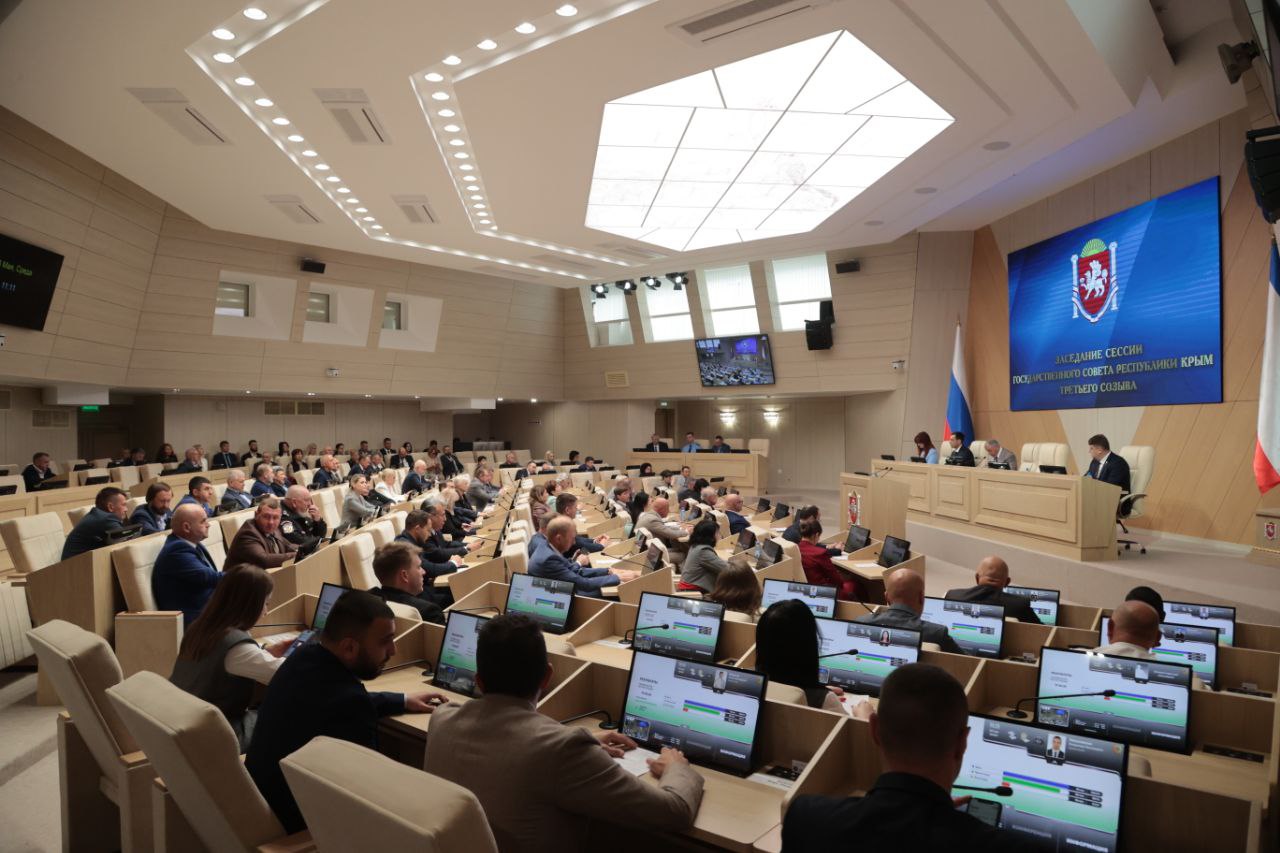 Депутаты Государственного Совета поддержали инициативу Главы Республики Крым Сергея Аксенова о расширении перечня категорий граждан, имеющих право на получение бесплатного земельного участка или единовременной выплаты в размере 1 млн рублей. Теперь претендовать на такую меру могут, в том числе граждане, заключившие контракт с организациями, содействующими выполнению задач, возложенных на Вооружённые Силы России в рамках СВО: ветераны, инвалиды боевых действий, а также члены их семей. Помимо этого, действие закона теперь распространяется на лиц, которые заключили контракт с момента объявления частичной мобилизации в России, 21 сентября 2022 года, а не с момента вступления в силу принятого ранее закона Республики Крым, 27 августа 2024 года. Константинов Крым Z