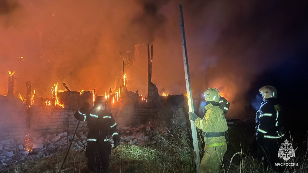 За минувшие сутки в Новгородской области произошли 5 пожаров   В 08.20 поступило сообщение о возгорании дерева в поселке Парфино Парфинского района. В 8.26 пожар ликвидирован.   Предварительная причина пожара: неосторожное обращение с огнем.    В 14.53 в экстренные службы поступило сообщение о пожаре в поселке Крестцы Крестецкого района. В 16.17 подразделения ликвидировали возгорание неэксплуатируемого жилого дома. Сведений о погибших и пострадавших не поступало.   Предварительная причина пожара: неосторожное обращение с огнем.    В 19.38 поступило сообщение о пожаре в неэксплуатируемом жилом доме в деревне Бракловицы Старорусского района. Прибывшие пожарно-спасательные подразделения в 23.10 ликвидировали пожар. Сведений о погибших и пострадавших не поступало.   Причину пожара устанавливают органы дознания.    В 00.56 в экстренные службы поступило сообщение о пожаре в деревне Станки Валдайского района. На момент прибытия пожарно-спасательных подразделений горела баня. В 01.32 пожар ликвидирован. Сведений о погибших и пострадавших не поступало.   Причину пожара устанавливают органы дознания.    В 6.18 поступило сообщение о  возгорании частного жилого дома в городе Малая Вишера. В 7.58 пожар ликвидирован. Сведений о погибших и пострадавших не поступало.   Причину пожара устанавливают органы дознания.    В ликвидации последствий ДТП спасатели участвовали 1 раз:   В Парфинском районе произошло лобовое столкновение двух легковых автомобилей.  Личным составом противопожарной службы области пострадавшие переданы медикам. Проведен осмотр транспортных средств на предмет утечки горюче-смазочных материалов.    Фото: Старорусский район