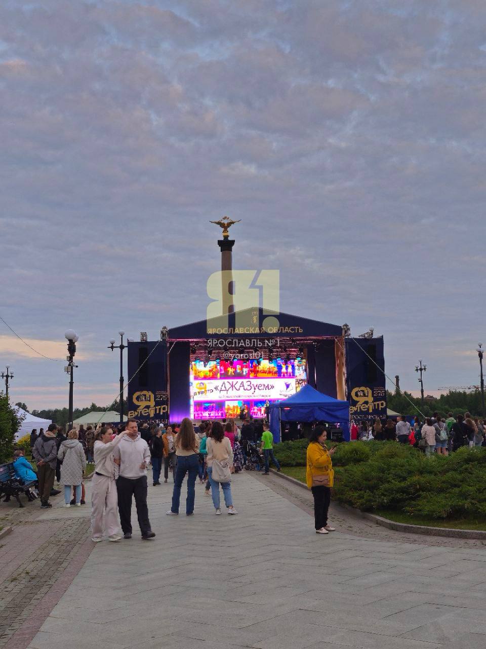 В Ярославле на Советской площади стартовала первая в истории региона Театральная неделя. Она посвящена 275-летию Волковского театра. С 23 по 30 июня на улицах и площадях города пройдут спектакли, концерты, представления разных видов, жанров и форм. Старт программе показов дал Луганский академический музыкально-драматический театр имени Михаила Голубовича. Труппа представила спектакль-концерт «Непокоренные». Вечером на Советской площади актеры Волковского театра дали свое прочтение творчества Николая Алексеевича Некрасова. Стихи великого русского поэта прозвучали в стиле русского фолк-рока. Также в течение недели на главной площади города выступят музыканты и солисты Ярославского симфонического оркестра и сводного оркестра Большого и Мариинского театров. Вчера в центре можно было встретить «бродячих артистов» и стать участником их креативных перформансов. На Стрелке и на Даманском острове организованы детские интерактивные программы. Одним из самых массовых и ярких событий творческой недели станет шествие «Театр-парад». Оно состоится 29 июня на Волжской набережной. Яркими кадрами с нами поделилась читательница Подпишись на «Ярославль №1»
