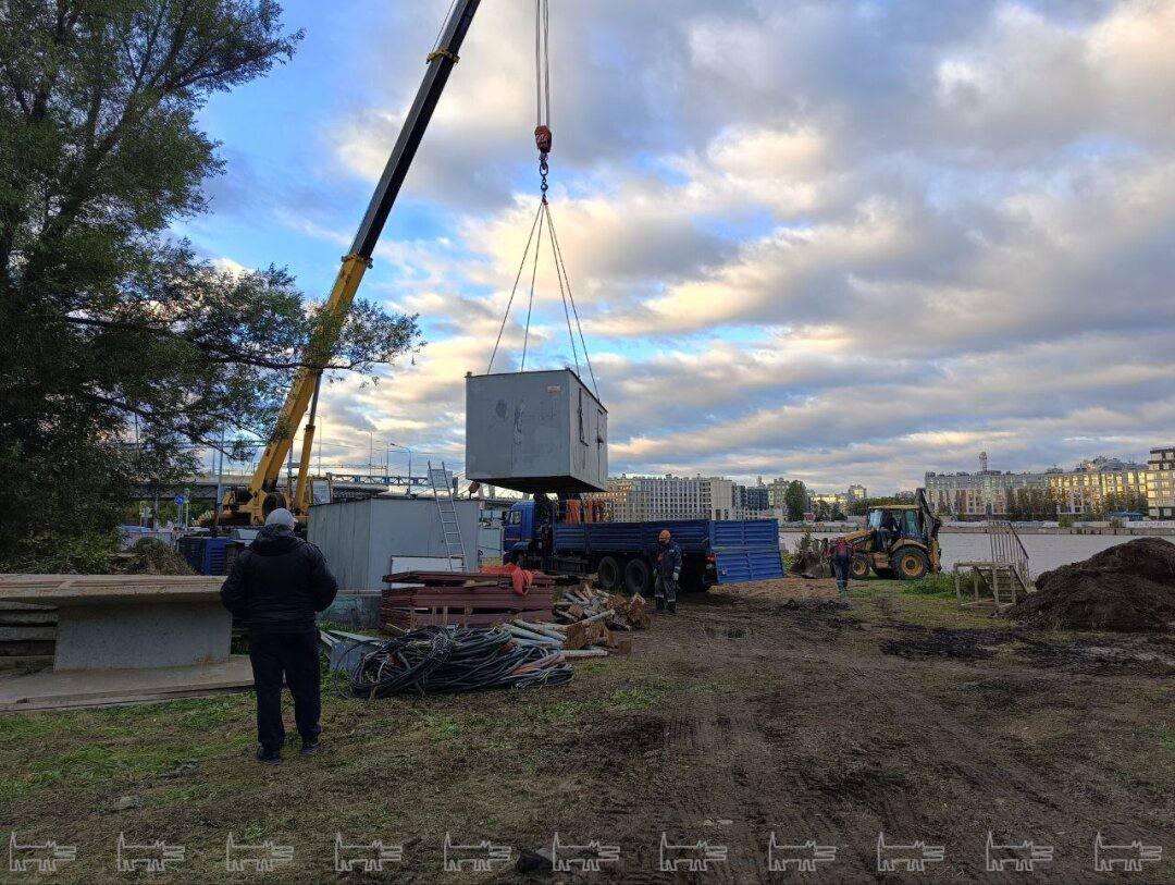 Парк Заросли на Васильевском острове повторно получил охранный статус Территорию дважды внесли в список объектов обладающих признаками объектов культурного наследия как части ансамбля Винного города и завода имени М И Калинина По первой заявке КГИОП подготовил проект отказала Вторую комитет рассмотрит в течение 90 дней пока парк вырубать нельзя Напомним что на месте зеленой части берега Малой Невы планируют построить магистраль продолжение набережной Макарова В конце сентября в парке появилась строительная техника