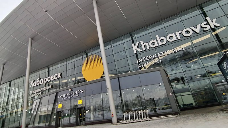 Жители Хабаровска останутся без прямых рейсов в Пекин С 25 октября авиакомпании временно приостанавливают рейсы из Хабаровска в Пекин и до конца года полётов не будет Туроператоры уже предупреждают что теперь единственным маршрутом в Китай остаётся Харбин Нагрузка на направление резко возрастёт а вместе с ней и цены на авиабилеты Билеты туда уже подорожали на восемь десять тысяч рублей При этом и раньше перелёт в Поднебесную из Хабаровска обходился недёшево туда и обратно с багажом больше семидесяти тысяч рублей Для сравнения из Владивостока в Пекин можно слетать примерно за двенадцать тысяч в одну сторону Через неделю заканчивается навигация по Амуру и путь в китайский Фуюань также будет закрыт до весны На ближайшие месяцы дорога в Китай для хабаровчан снова станет дорогой и непростой