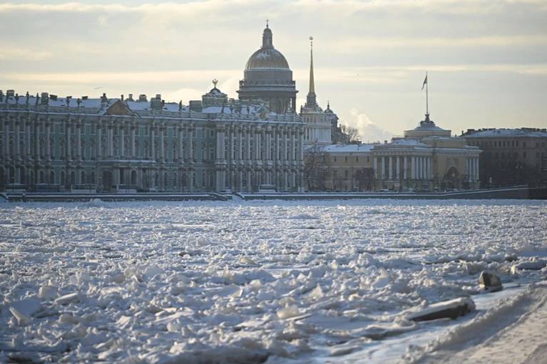 Вечером 22 февраля, в канун Дня защитника Отечества, фасады нескольких домов в Петербурге украсят световые проекции  В семи районах города появятся изображения известных российских военачальников, среди которых, например, небесный покровитель Северной столицы Александр Невский, основоположник российской военной теории генералиссимус Александр Суворов и герой войны 1812 года Михаил Кутузов. Портреты дополнят их высказываниями. Об этом сообщили в пресс-службе Смольного.  «Этот праздник символизирует мужество и героизм наших армии и флота, многовековую связь всех тех, кто воевал за нашу страну» - отметил губернатор Александр Беглов.  ФЛЭШ ПИТЕР   ПРЕДЛОЖКА