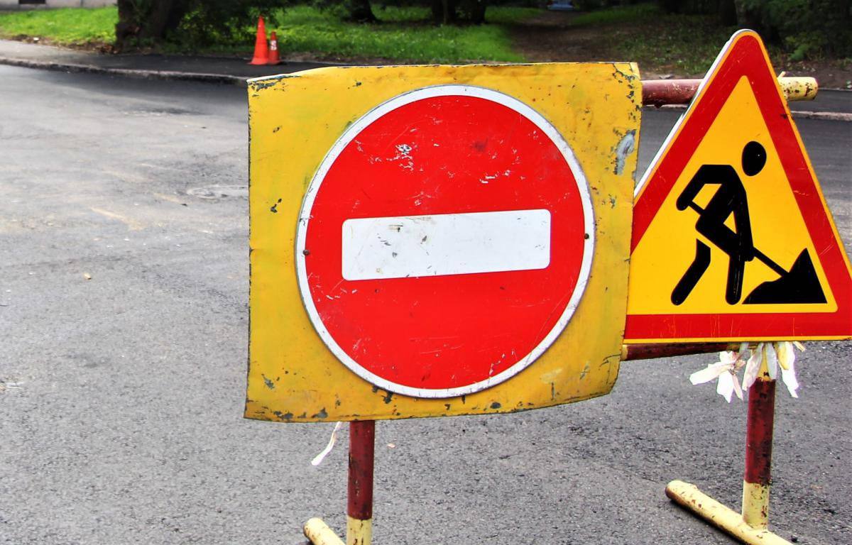 В округе ограничат проезд на улице Комарецкого Уважаемые жители города и мкр. Северный! В связи выполнением работ по укладке асфальта по улице Комарецкого, с 23 июля по 10 августа будет закрыт проезд от магазина "Вятка" до федеральной автомобильной дороги "Колыма". Приносим свои извинения за неудобства и просим отнестись с пониманием! #Сусуманскиймуниципальныйокруг #Сусумансегодня