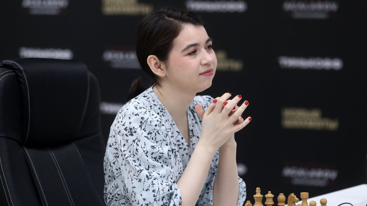 Российский гроссмейстер Александра Горячкина стала победительницей чемпионата мира по быстрым шахматам рапиду в Дохе По итогам основного турнира она набрала 8 5 очка столько же сколько и Чжу Цзиньэр и Китая Победительница чемпионата определилась на тай брейке где сильнее оказалась россиянка Горячкина кстати стала чемпионкой мира по быстрым шахматам впервые в карьере