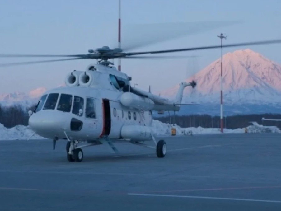 В Камчатском авиационном предприятии к исполнению обязанностей директора приступил Дмитрий Черных Министерство транспорта Камчатского края сообщило что Алексей Храбров покидает пост в связи с переходом на другую работу Последние полгода перед назначением Дмитрий Черных занимал должность заместителя генерального директора Камчатского авиапредприятия А ещё ранее руководил авиакомпанией Камчатские авиалинии и работал заместителем генерального директора в авиакомпании Витязь Аэро Руководство региона выразило уверенность что новый генеральный директор сможет обеспечить развитие предприятия и устранить выявленные недостатки Ранее камчатское авиапредприятие приняло на себя часть вертолетного парка и маршрутов после реорганизации связанной с потерей сертификатов Витязь Аэро Смена руководства произошла на фоне череды происшествий включая грубую посадку самолета Як 40 и проверок Дальневосточной транспортной прокуратурой и Госавианадзора которые выявили нарушения при подготовке лётного состава и эксплуатации воздушных судов Также обнаружены проблемы в организации и работе системы управления безопасностью полетов СУБП Камчатка