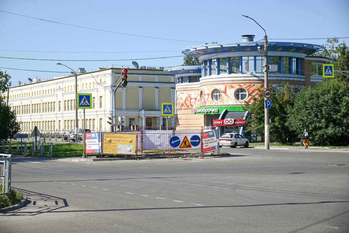 Движение на перекрестке ул. Профинтерна и пр. Калинина в Барнауле будет ограничено с 18 июля Специалисты заменят 172 метра трубопровода, что потребует инвестиций в размере 50,7 млн рублей. На данный момент уже готова разработка грунта, а демонтаж старого трубопровода и конструкций завершен на 70%, сообщили в администрации. "На данном участке меняются полностью железобетонные конструкции и трубопровод диаметром 400 мм. На сегодняшний день мы заменили уже 125 метров железобетонных конструкций, выложили трубы. Для того чтобы этот объект завершить, нам необходимо ограничить движение на перекрестке ул. Профинтерна – пр. Калинина с 18 по 24 июля", – пояснил директор филиала "Барнаульская теплосетевая компания" Александр Гросс. С 6.00 18 июля до 24.00 24 июля автобусный маршрут № 78 при движении в сторону пр. Калинина от пр. Комсомольского будет следовать по Профинтерна, далее – по Калинина, с разворотом перед перекрестком с улицей Сизова и дальнейшим выходом на маршрут. В обратном направлении движение останется без изменений. ТОЛК