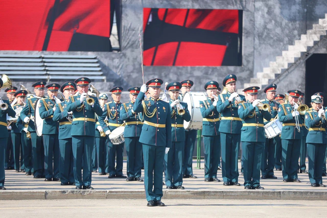 В Чите пройдёт фестиваль военных и духовых оркестров «Даурские марши» 6+ Мероприятие приурочено к знаменательной дате – 90-летию образования Забайкальского военного округа. Об этом сообщили в министерстве культуры Забайкальского края. Перед зрителями выступят военные оркестры из Хабаровска и Забайкалья. Среди участников — коллективы 29-й общевойсковой армии Хабаровск , 200-й Гвардейской артиллерийской бригады из посёлка Горный и 212-го окружного учебного центра. Также на сцену выйдут музыканты духовых оркестров из Читы и города Петровска-Забайкальского. Концерт начнётся в 17:00. Телеканал «Забайкалье» проведёт прямую трансляцию фестиваля, она будет доступна по ссылке и в эфире 21 кнопка любого кабельного оператора . Подписывайтесь: