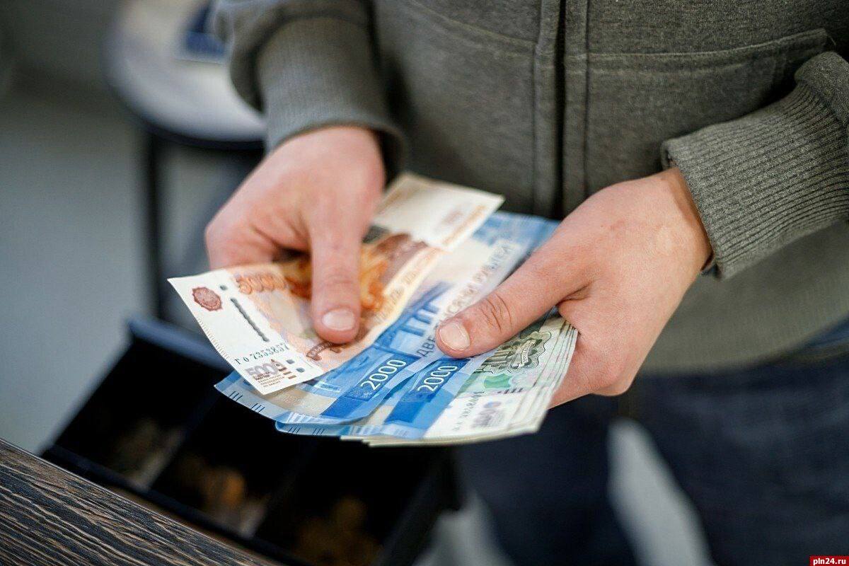 Средняя зарплата в России в этом году может превысить 105 тысяч рублей Средняя заработная плата по России в этом году может преодолеть показатель в 105 тысяч рублей, сообщил РИА Новости доцент кафедры общественных финансов финансового факультета Финансового университета при правительстве РФ Игорь Балынин. «В 2024 году средняя заработная плата составила 87952 рубля, прирост к предыдущему году равен порядка 18%. С учётом всей конфигурации факторов полагаю, что в этом году в показателе средней заработной платы удастся преодолеть отметку в 105 тысяч рублей. Если это так сложится, то мы увидим в номинальном исчислении 19% прирост», - сказал Балынин. Он считает рост заработных плат крайне полезным для России, так как он происходит темпами выше инфляции. Это способствует реальному росту материального обеспечения россиян: одни исполняют свои желания, другие откладывают на будущее, третьи совмещают. Балынин отметил, что рост зарплат одновременно дает вклад в стимулирование текущего и будущего экономического роста. «В условиях дефицита кадров и необходимости внедрения технологий важна концентрация на привлечении работников, способных обеспечивать научно-технический прогресс. Поэтому по мере сокращения дефицита таких работников, а также уменьшения возможностей организаций направлять средства на ускоренный рост размера их заработной платы, будет замедляться и так называемая «гонка зарплат», - добавил эксперт.