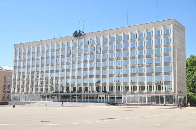 Принята важная поправка в закон о местном самоуправлении. Теперь главы муниципальных районов, округов и городских округов выбираются советами из числа кандидатов представленных главой Республики Коми. Эту норму внесли в Госсовет представители "Единой России", "Справедливой России", "Зеленой альтернативы" и ЛДПР.   Количество партий выдвинувших законопроект как бы намекает, кто станет от него основным выгодоприобретателем. Ведь кандидатуры в список предоставляемый главой теперь могут вносить представленные в Госсовете партии, Общественная палата РК, Совет муниципальных образований Коми и федеральный аналог этой организации.   В официальных релизах пишут, что это позволит выстроить более четкую вертикаль власти и избежать дублирования функций, но главное здесь всё же, что оппозиционные партии смогут продвигать своих кандидатов на должности руководителей муниципалитетов. Особенно в тех районах, где оппозиция имеет значимое количество муниципальных депутатов.