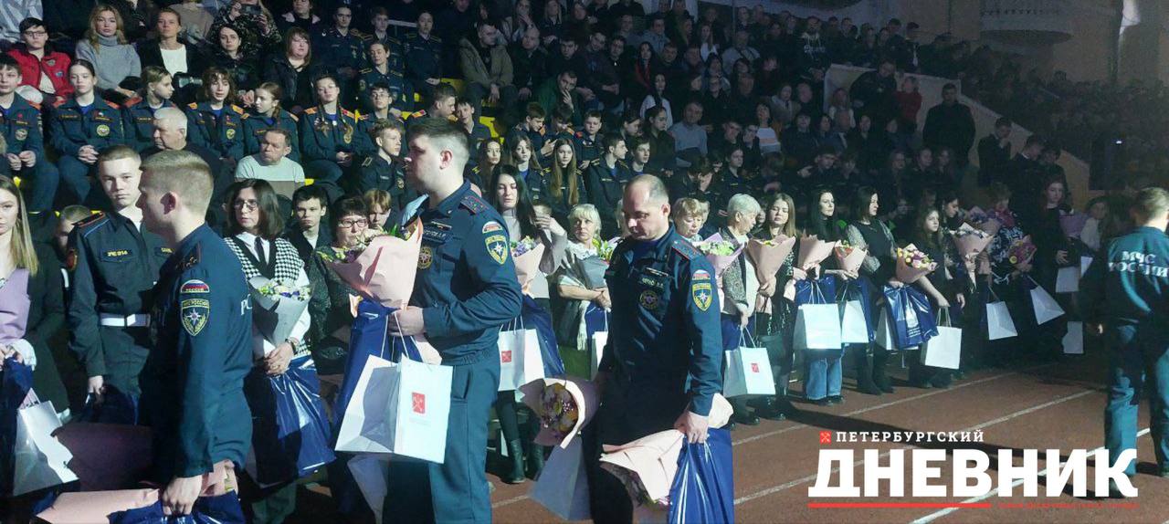 ‍  В Петербурге дали старт памятным мероприятиям в честь погибших пожарных  Он стартовал на Зимнем стадионе, где собралось несколько тысяч сотрудников МЧС и членов их семей. Молодые артисты петербургских театров показали зрителям небольшой мюзикл, посвященный жизни и работе пожарных. После выступили глава ведомства Александр Куренков и губернатор Петербурга Александр Беглов.  Александр Куренков сообщил, что в течение 2024 года в Северной столице случилось более 8 тысяч пожаров, из которых работники МЧС спасли 896 человек. Губернатор Петербурга Александр Беглов рассказал, что его очень тронул мюзикл, посвященный огнеборцам.  Фото: Иван Свириденко Петербургский дневник