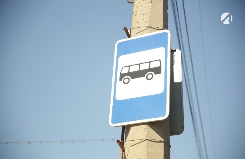 В Астрахани продлили запрет на работу мигрантов в общественном транспорте Губернатор Астраханской области вновь запретил трудоустройство иностранных граждан с патентами в такси автобусах и маршрутках до конца следующего года Работодателям региона предписано соблюдать требования закона по числу зарубежных сотрудников Ограничение действует для борьбы с нелегальной миграцией и предупреждения нарушений Впервые этот запрет был введён в Астраханской области в конце 2024 года Астрахань 24 в МАХ