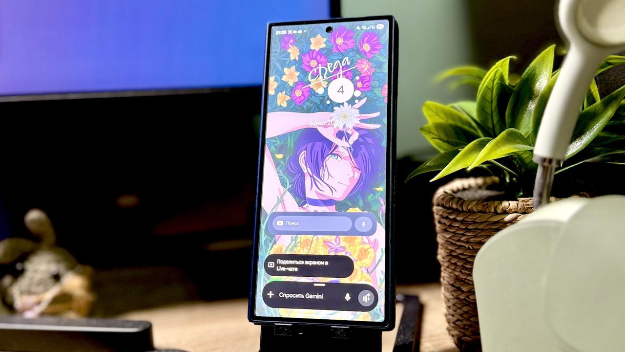 Android cмартфонами скоро можно будет управлять без рук Google уже готовит новую фичу Gemini Похоже Google готовит крупное обновление Gemini которое радикально изменит сценарии использования смартфона Анализ свежей бета версии приложения Google показывает что ассистент скоро сможет напрямую взаимодействовать с установленными приложениями и выполнять действия от имени пользователя Причём речь идёт не о подсказках или текстовой помощи а о полноценном управлении интерфейсом от заказа еды до вызова такси без ручного взаимодействия с девайсом Новая функция проходит под кодовым названием bonobo Её нашли в Google App версии 17 4 Она будет запущена в экспериментальном режиме через Google Labs и позволит Gemini автоматически работать с интерфейсом приложений используя экранную автоматизацию Нечто похожее есть уже в десктопных ИИ агентах В примерах Google упоминает сценарии по типу заказа поездки через Uber или оформления доставки в сервисах наподобие Uber Eats Само приложение не открывается не нужно вводить адрес и подтверждать что либо вручную Вероятно на старте функция будет ограничена небольшим списком сервисов из за частых изменений интерфейсов сторонних приложений Сама автоматизация экрана работает в Android 16 QPR3 поэтому для её работы потребуется как минимум эта версия системы Google также подчёркивает вопросы безопасности Например в коде есть упоминания что пользователям не рекомендуется передавать Gemini логины и платёжные данные Более того при включённом сохранении активности компания сможет анализировать скриншоты которые делает ассистент во время работы Сроки официального запуска пока неизвестны но видимо такого курса автоматизации будут придерживаться все разработчики ИИ в ближайшие годы iguides