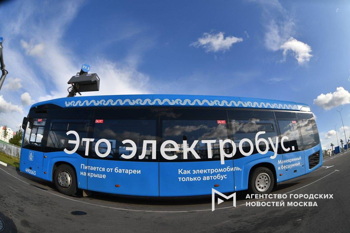 Число поездок на электробусах в сутки уже достигло 1 млн, сообщили в Дептрансе. С 2018 года мы запускаем на маршруты технику, которая сводит к минимуму влияние на окружающую среду. За это время Москва стала лидером в Европе по количеству электробусов, а общее число поездок на них превысило 745 млн. Сегодня электробусы работают на 210 московских маршрутах. Ожидается, что в 2035 году весь парк Мосгортранса будет состоять из электробусов. «Москва»