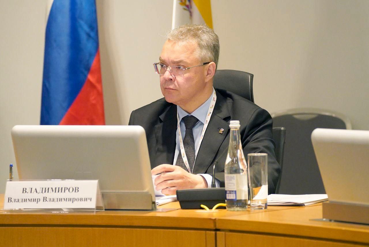 Губернатор Владимиров доложил вице-премьеру Патрушеву о готовности Ставрополья к уборочной кампании Владимир Владимиров принял участие в совещании под руководством вице-премьера РФ Дмитрия Патрушева, посвящённом ходу полевых работ. Глава края доложил, что весенний сев на Ставрополье проведён в полном объёме — засеяно около 1 млн га. Завершено внесение минеральных удобрений, завершаются работы по защите растений. Аграрии обеспечены ГСМ, семенами и средствами защиты. Объём господдержки АПК в 2025 году составит 5,9 млрд руб., более 2,7 млрд уже доведено до получателей. Льготное краткосрочное кредитование профинансировано на 1,4 млрд руб. «Ставропольский край готов к уборочной кампании. Нам предстоит убрать 2,4 млн га зерновых. Уверен, Ставрополье вновь внесёт достойный вклад в продбезопасность страны», – отметил Владимиров. Губернатор в ходе встречи также сообщил о старте региональной меры поддержки — компенсации до 70% затрат на покупку отечественных семян сахарной свёклы. Первые выплаты намечены на июль.