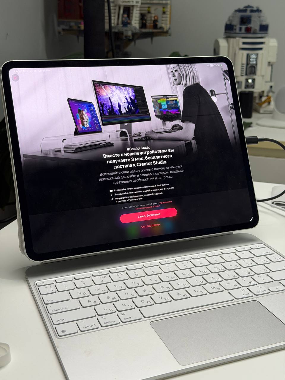 Оформил Creator Studio Это подписка и тут сменой региона не обойтись вам нужен полноценный Apple ID в США Первые 3 месяца бесплатно приятно Казалось бы у меня есть часть приложений но Apple смогла удивить Теперь есть отдельная версия Final Cut Pro Pixelmator Pro Logic Pro Motion Compressor и офиса Apple для подписки По простому ИИ фишки и доп шаблоны и контент только по подписке Нужно ли оно пока не понятно Но надо попробовать