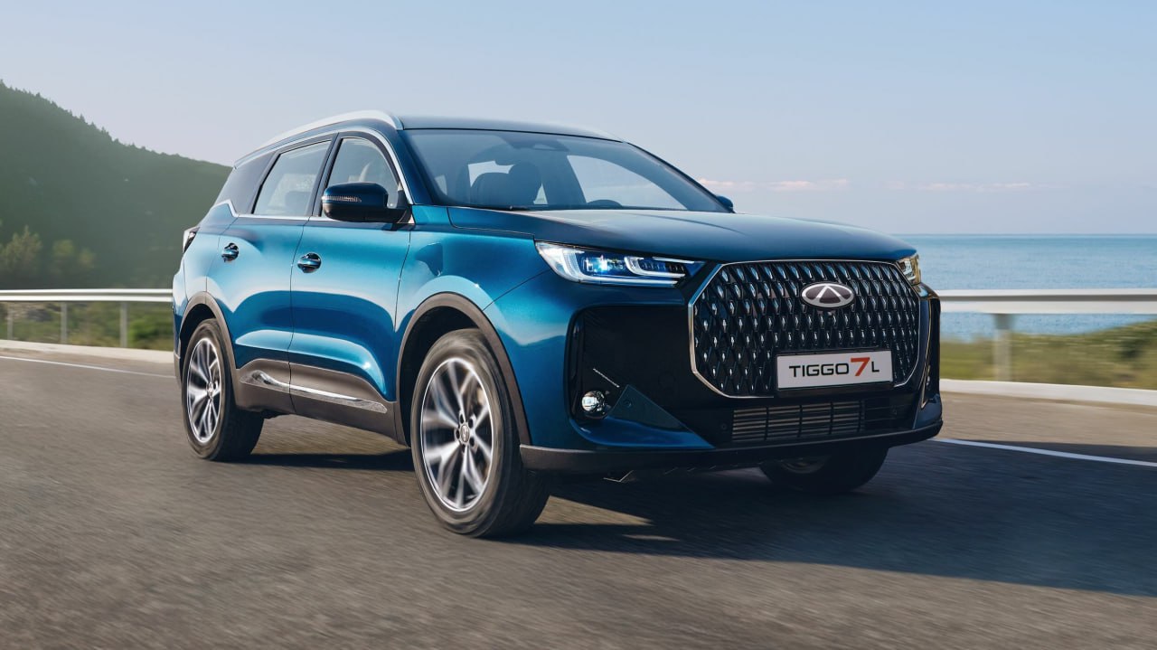 Стали известны характеристики и цены Chery Tiggo 7L для России Символ L отсылает к чуть более просторному салону. Объём багажника — от 475 до 1500 л, дорожный просвет 190 мм, кузов длиннее других «семёрок» но лишь на 40 мм . Двигатель от Tiggo 7 Pro Max — 1,5-литровый турбомотор на 150 л.с. и 275 Нм. Сочетается он с семиступенчатым «роботом» и передним приводом. В списке оснащения: медиасистема со сдвоенным экраном, кресла с электрорегулировками, а также блок управления климатической установкой с физическими клавишами. Стартовая стоимость — 2 580 000 ₽ с учётом маркетинговых предложений. Переднеприводный Tiggo 7 Pro Max стоит минимум 2 480 000 ₽.
