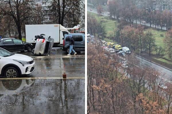 Три человека пострадали в ДТП на юге Москвы Движение на проспекте Андропова заблокировано Авария с участием четырёх автомобилей произошла в районе дома 33 После столкновения одна машина опрокинулась На месте работают оперативные службы города сообщили в столичном ГАИ Водителям рекомендуют выбирать пути объезда Подписаться на Говорит Москва Telegram VK MAX