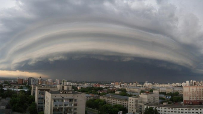 Ровно семь лет назад, 23 июня 2018 года, на Барнаул обрушился сильный ураган Тогда часть города осталась без воды и света, повсюду лежали сломанные деревья, а в центре города рухнул кран, из-за чего погиб крановщик. Основной удар пришелся на нагорную часть Барнаула. Плавучее кафе "Барракуда" попало в шторм и столкнулось с опорой моста через Обь — пострадало 15 человек. Также большой урон шторм нанес барнаульскому дендрарию — повалил треть насаждений. Ущерб составил более чем 10 млн рублей. Несмотря на значительные разрушения, дендрарий продолжал работу. Огромная туча необычной формы нависла в тот день над Барнаулом словно космический корабль. Помните, как это было? Где вас застиг ураган? Фото: amic.ru, "Инцидент Барнаул", Barnaul22