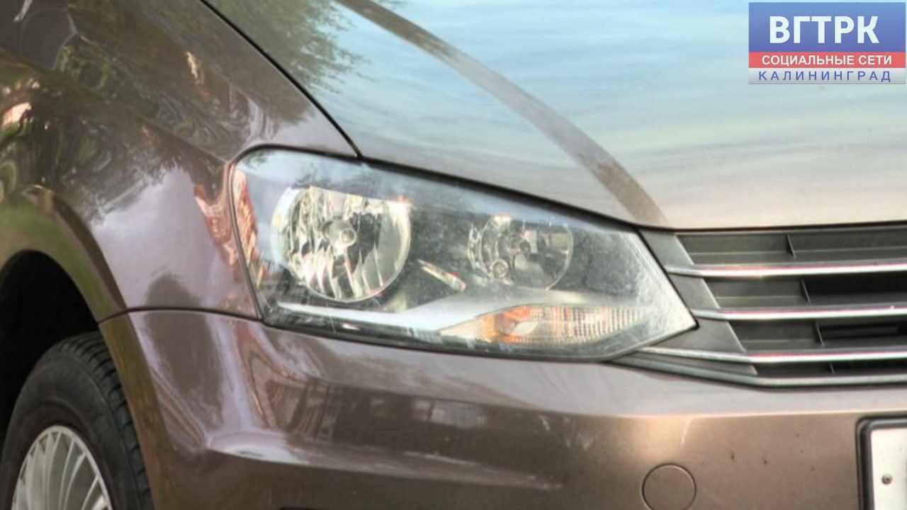 Пнул чужой автомобиль и стал фигурантом уголовного дела В отделение полиции по Пионерскому городскому округу поступило заявление от 42 летней местной жительницы Женщина сообщила о том что неизвестные повредили ее автомобиль Renault оставленный на парковке Участковые уполномоченные полиции опросили возможных очевидцев произошедшего и установили что к совершению противоправного деяния причастен ранее судимый 26 летний местный житель Интересно что он не был знаком с потерпевшей и повредил ее автомобиль из хулиганских побуждений Проходя мимо иномарки дважды пнул заднюю левую дверь автомобиля Ущерб составил около 29 тысяч рублей уточнили в региональном УМВД В отношении подозреваемого следователем возбуждено уголовное дело по ч 2 ст 167 УК РФ Умышленные уничтожение или повреждение имущества совершенные из хулиганских побуждений Санкция статьи предусматривает наказание в виде лишения свободы на срок до 5 лет