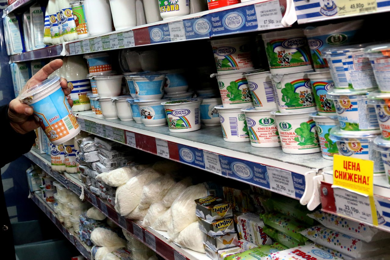 В молочной продукции из Магнита Ленты и Светофора нашли фальсификат и опасные ингредиенты Общественники обратились в Генпрокуратуру Роспотребнадзор и Россельхознадзор с просьбой запретить производство и продажу некачественных товаров В составе творога кефира и масла обнаружены растительные компоненты и говяжий жир Фальсификат нашли в продукции Внуковского масло жирового комбината Велды Кубаньрус Молока и компании ДарыМолока Факты злостного нарушения обязательных требований подтверждаются как протоколами испытаний проведенных во ФГБУ ВНИИЗЖ Россельхознадзора так и данными ФГИС Единый реестр контрольных надзорных мероприятий говорится в обращении в Генпрокуратуру сообщили Известия Подписаться на URA RU мы в MAX