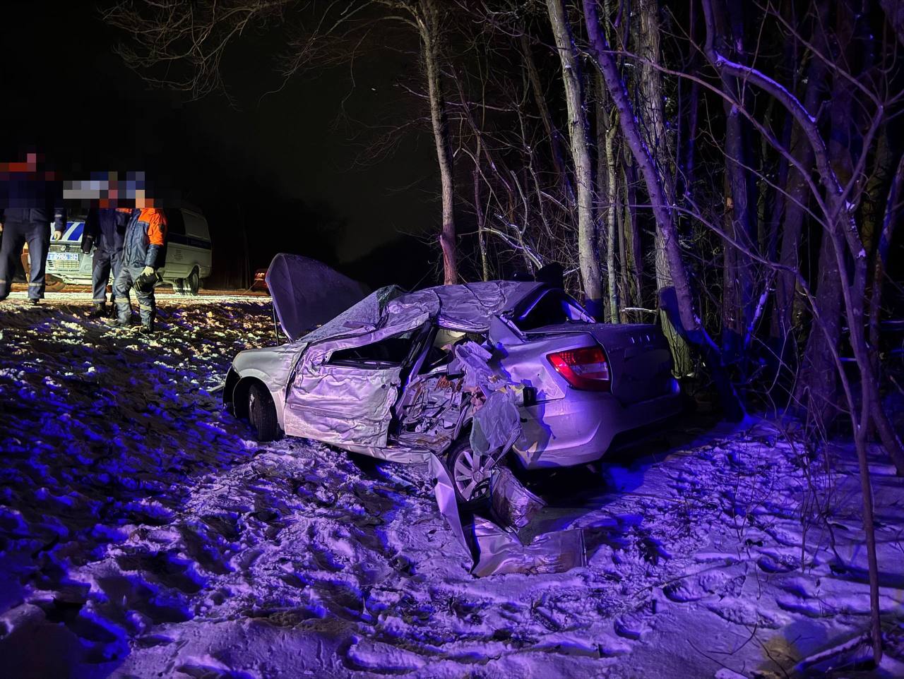 На Ставрополье машина влетела в дерево водитель погиб Авария произошла на дороге Георгиевск Новопавловск Водитель Гранты на высокой скорости не справился с управлением и в летел в дерево 37 летний мужчина житель соседнего со Ставропольем региона который был за рулём погиб Он не был пристёгнут ремнём безопасности Мужчина имел стаж вождения 11 лет За последние 2 года привлекался 9 раз к административной ответственности сообщили в УГИБДД по Ставропольскому краю