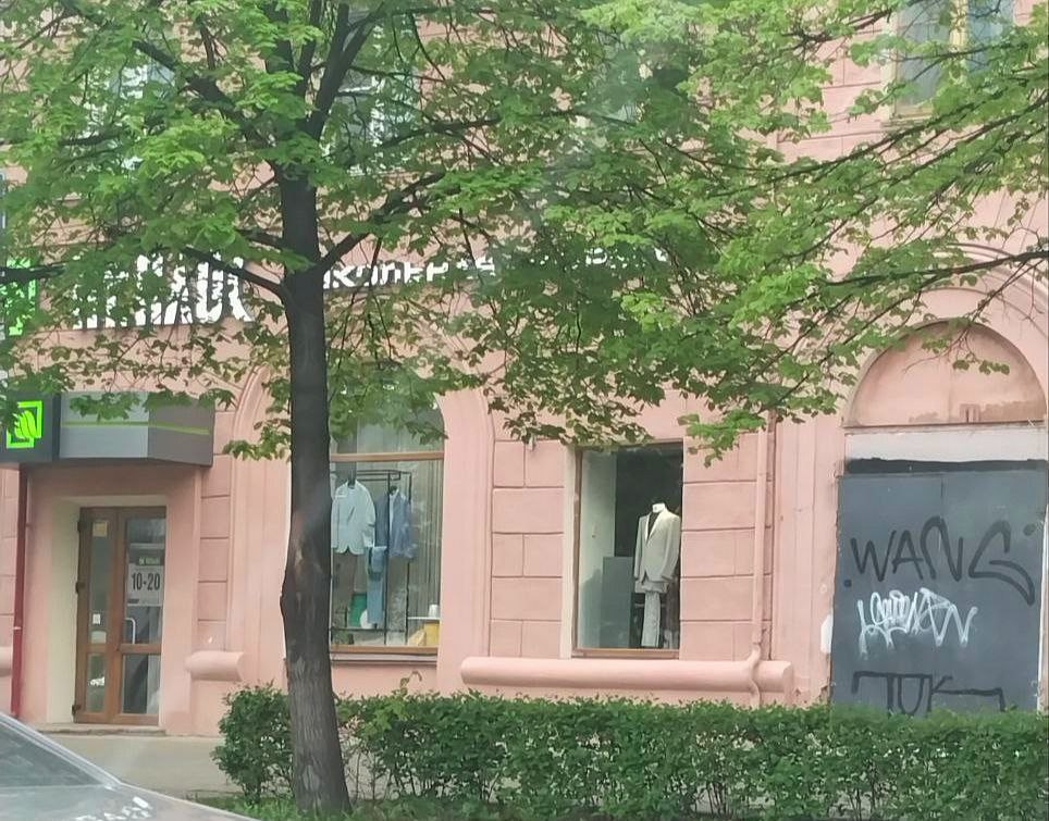 В Челябинске подростка накажут за граффити на фасадах и арт-объектах Подросток, испортивший расписанный под телефонную будку трансформаторный шкаф на площади Революции, понесет наказание. Полиция по камерам видеонаблюдения смогла найти граффитиста, который несколько раз подряд добавлял свою подпись на арт-объект и фасады зданий в городе. Предупреждение вынесли и маме горе-художника. — Мы регулярно закрашиваем надписи, уродующие облик города. На это уходят силы и средства районных администраций, управляющих компаний. Но поток рисунков не прекращается. Решили, раз обойтись убеждениями и профилактикой не получается, будем действовать комплексно, — отметил глава Челябинска Алексей Лошкин. Мэр особо подчеркнул, что вандализм, особенно последовательный, необходимо пресекать: с помощью полиции отыскивать виновных. Протокол об административном правонарушении передали в комиссию по делам несовершеннолетних. Голосовать за канал