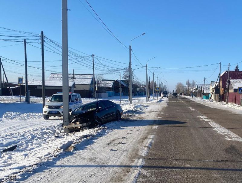 В Бурятии водитель без прав протаранил столб  ДТП случилось в субботу днем в селе с. Сосново-Озерское Еравнинского района. Как сообщили в ГИБДД, на ул. Первомайской 28-летний водитель «Тойоты Краун», не имеющий прав, не справился с управлением и врезался в электроопору. В результате аварии автомобилист получил травмы и был доставлен в больницу. #Бурятия       Сообщить нам свою новость можно по кнопке:       Письмо в редакцию