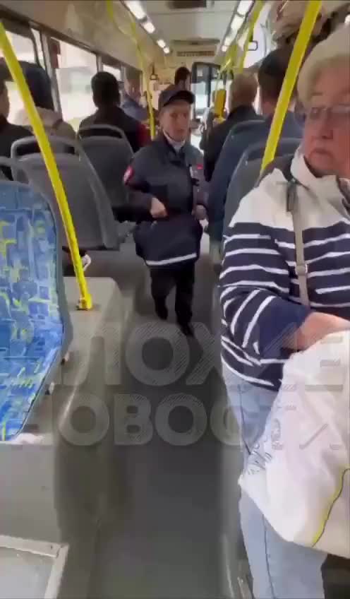 Блогер оплачивает проезд мигрантам, вызывая общественные споры